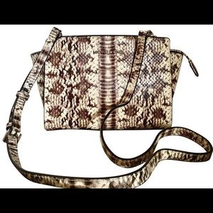 NWT MK selma snake natural md messenger embossed